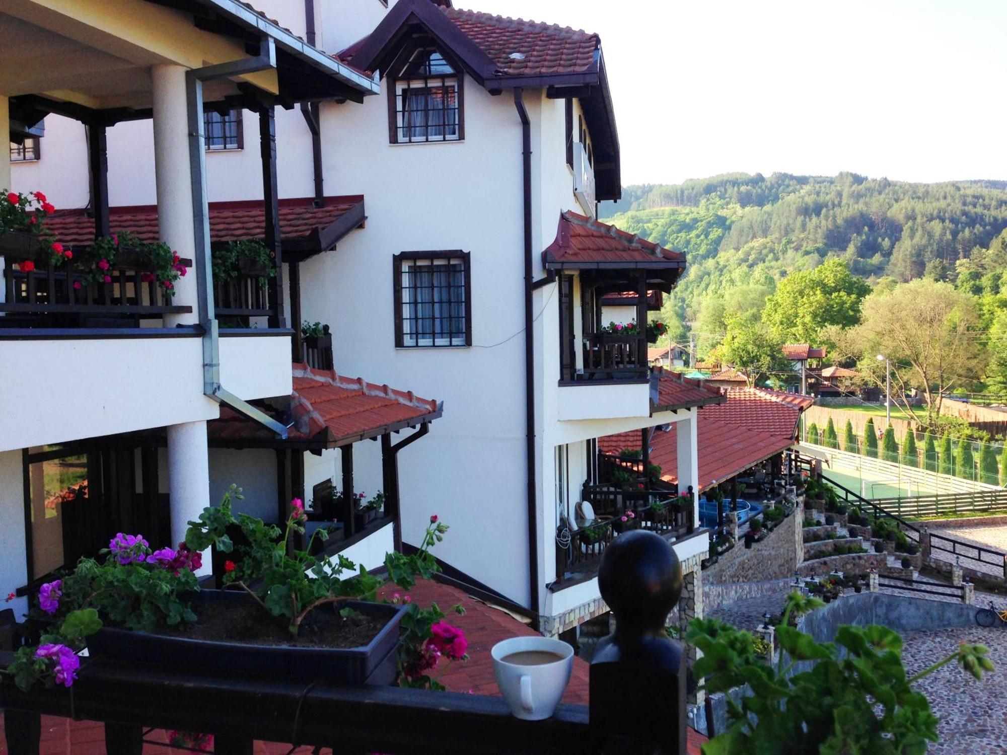 Hotel Manastir Берово Экстерьер фото